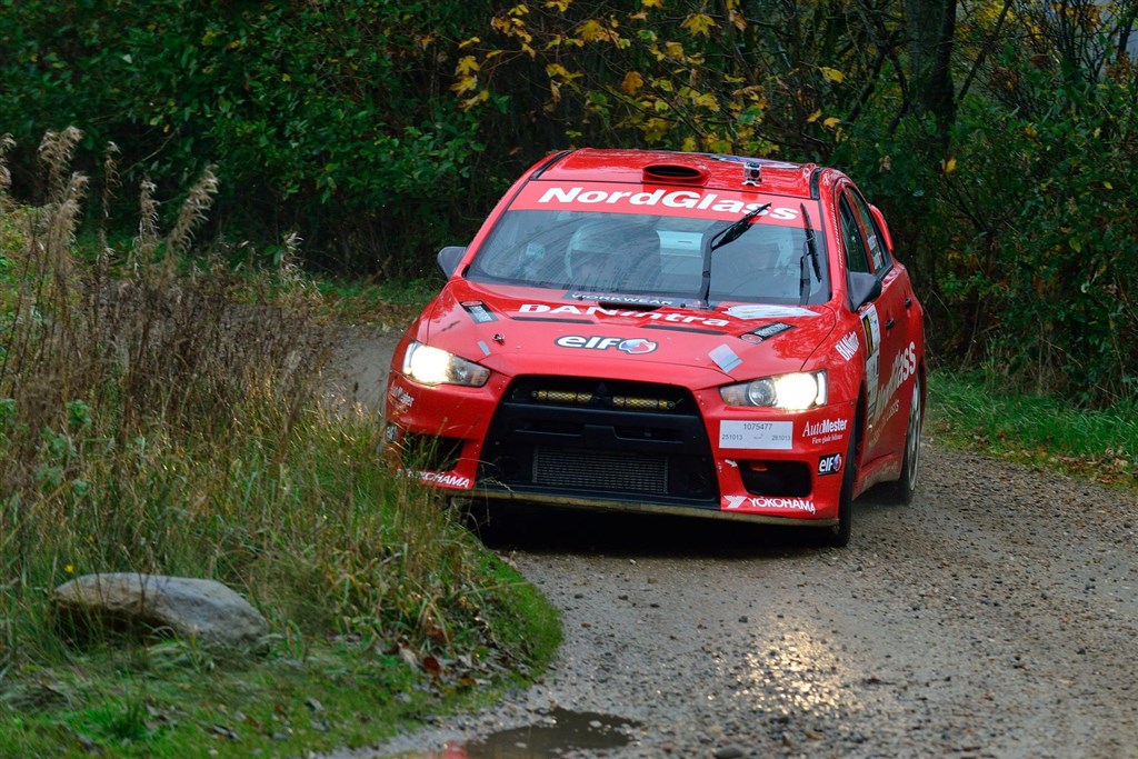 Hastighedsprøver på grusveje i regnvejr: Så er der dømt dramatik. Men Steen Andersen og Iben Louring holdt hovedet koldt og kørte deres Mitsubishi Lancer Evo X ind på førstepladsen i Danboring Rally.
(Foto: Intercom / Michael Eisenberg)